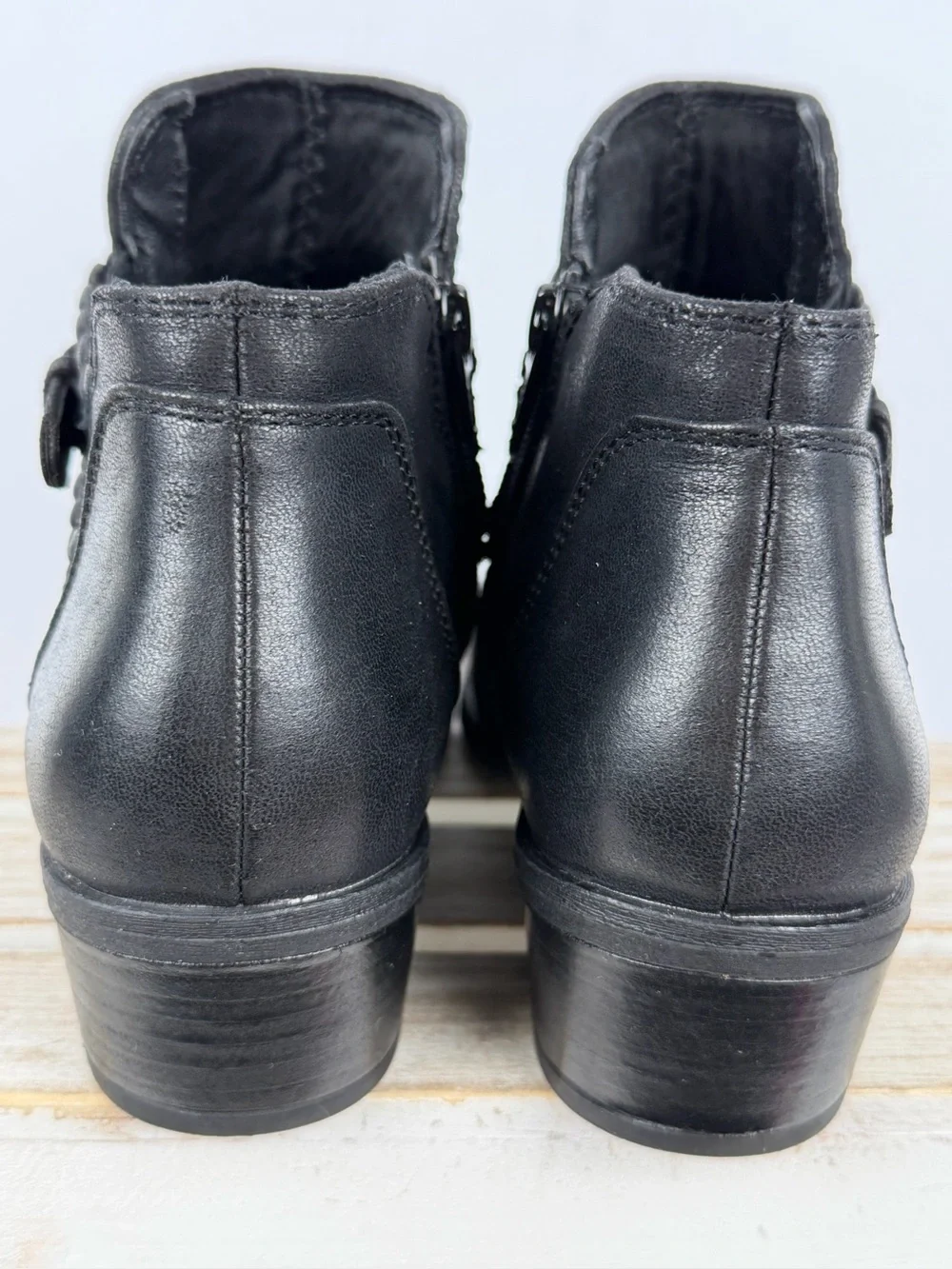 Baretraps Giles boots feature a braided strap detail and a side buckle size 8M